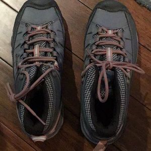 WOMEN’S KEEN HIKING BOOTS